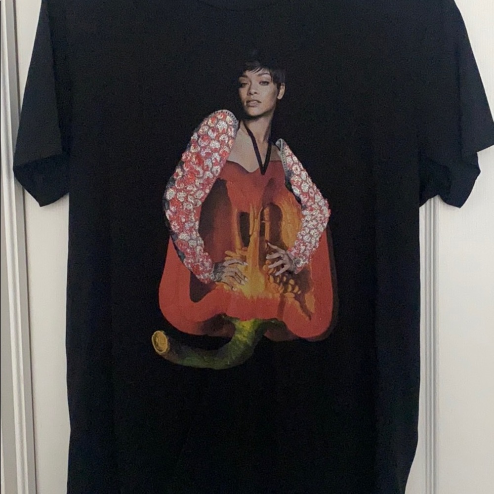 Les Benjamin Rihanna Large T